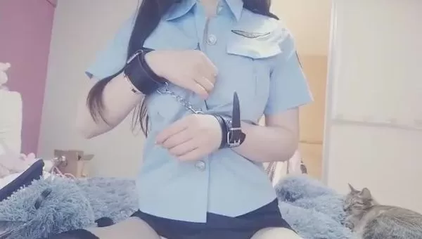 身材超性感穿警服漏出大奶子